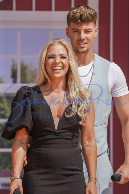 070822Ho5665 | Karsten Walter, Marina Marx - Immer wieder sonntags - Staffel 9

Bunter Programmmix aus Schlager und Volksmusik in der IWS Arena

Deutschland, Rust, Europapark, 07.08.2022