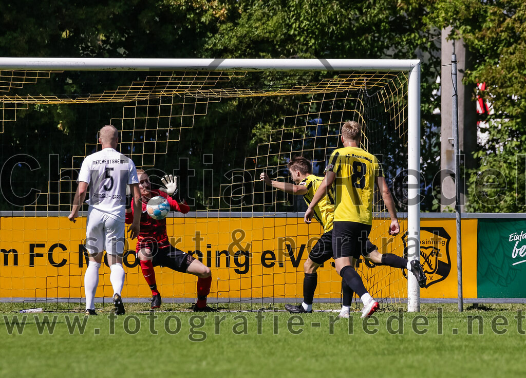 2023-08-19_013_FC_Moosinning_gegen_SV_Reichertsheim | Moosinning, Deutschland, 19.08.2023:
Fußball, Bezirksliga Oberbayern Ost 2023 / 2024, 5. Spieltag, FC Moosinning gegen SV Reichertsheim, Endergebnis: 0:4

Torschuss zum 1:0 durch Maximilian Lechner (FC Moosinning, #11)
Thomas Schaberl (SV Reichertsheim, #5), Torwart Jakob Kohwagner (SV Reichertsheim, #22), Maximilian Lechner (FC Moosinning, #11), Stefan Haas (FC Moosinning, #8)

Foto: Christian Riedel / fotografie-riedel.net