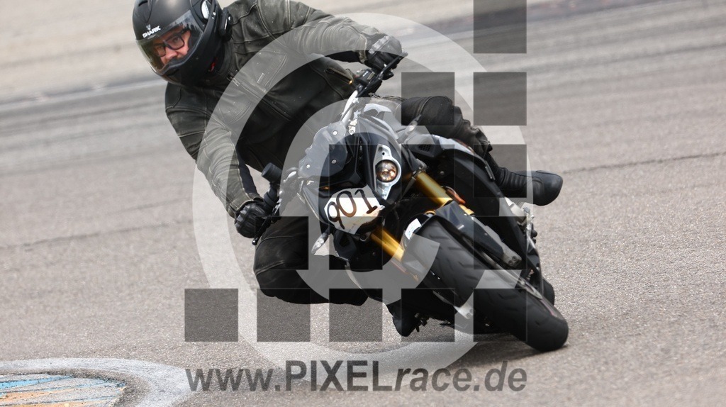 0901-20250529_01739 | Schöne Erinnerungen an spannende Momente - das festzuhalten ist unser Job. PIXELrace.de ist seit 2003 auf den Rennstrecken Europas unterwegs um die Action draußen beim Fahren und die wunderbare Stimmung imm Fahrerlager für euch einzufangen.