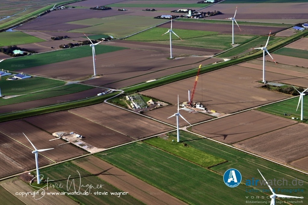 Luftbilder-Nordfriesland--Husum-Reussenköge-Kuestenlinie-Landgewinnung-airwatch-wagner-IMG_1896 | Die Inbetriebnahme der letzten Anlage war ursprünglich für 2022 geplant. Der Bürgerwindpark Reußenköge ist eine Kombination von sechs früheren Windparks, die in den 1980er Jahren errichtet wurden und sich über mehrere Jahrzehnte hinweg entwickelt haben.