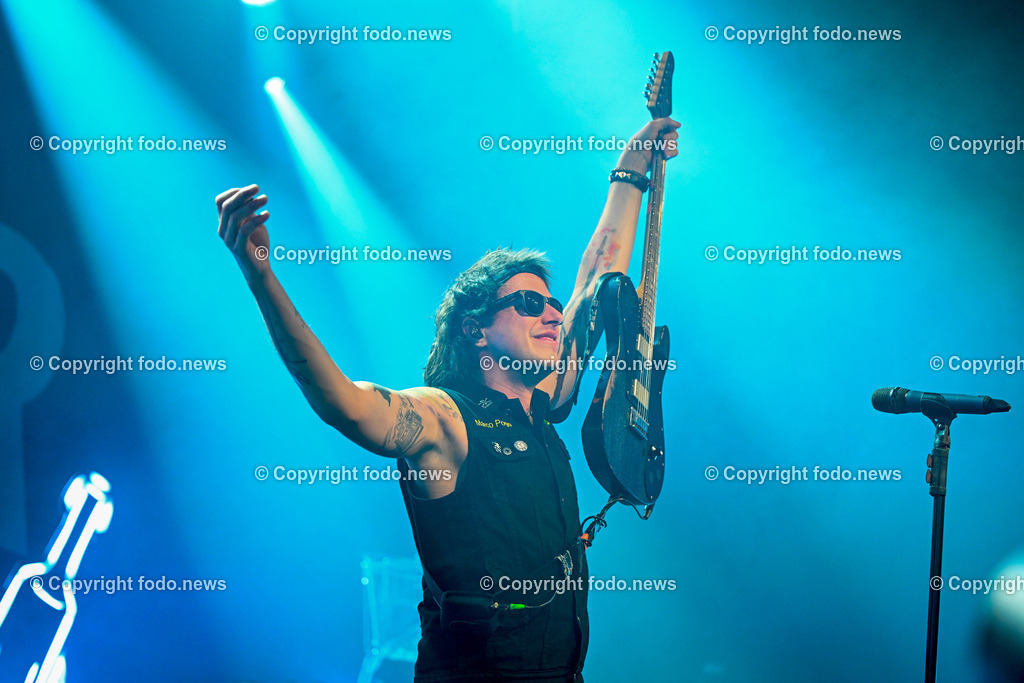 Posthof_ Turbobier_ Konzert_ 15.03.2024-52 | 15.03.2024, Linz, AUT, Posthof, Konzert Turbobier, im Bild Marco Pogo alias Dominik Wlazny (Saenger, Konzepter und Songwriter,  Gitarrist der oesterreichischen Punk-Rock-Band Turbobier, weiters Politiker der Bierpartei, Bezirksrat in Wien Simmering, Praesidentschaftskandidat, Arzt, Mediziner)