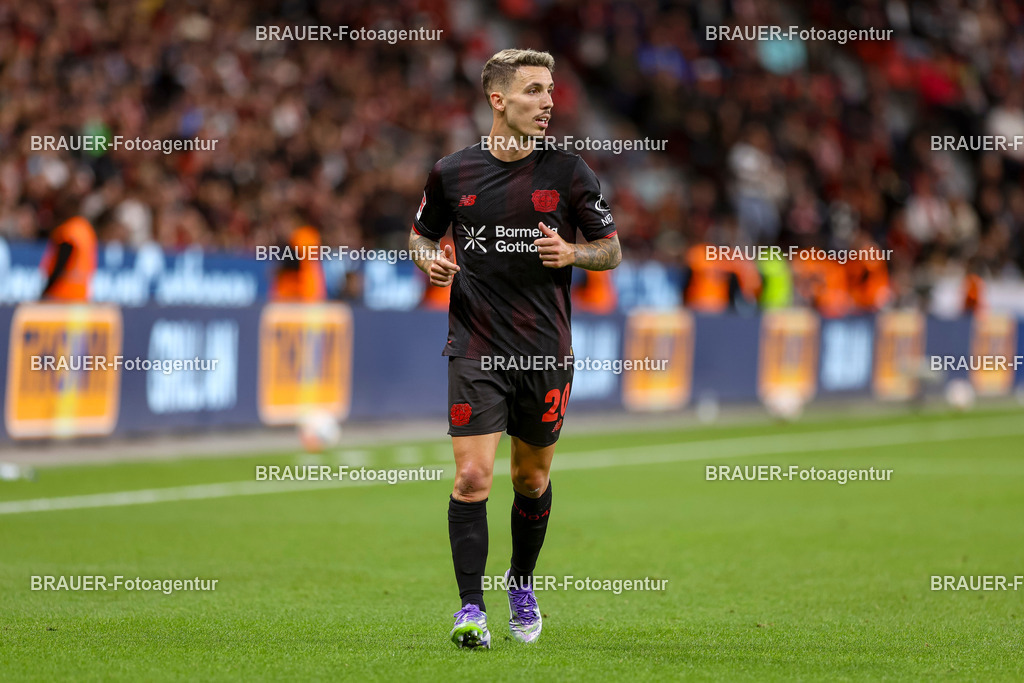 Bayer 04 Leverkusen vs Eintracht Frankfurt - Bundesliga  | Leverkusen, Deutschland, 12.09.25:   Alejandro Grimaldo (Bayer 04 Leverkusen) schaut waehrend des Spiels der Bundesliga zwischen  Bayer 04 Leverkusen vs Eintracht Frankfurt in der BayArena(Foto von Brauer-Fotoagentur / Adrian Schlueter)