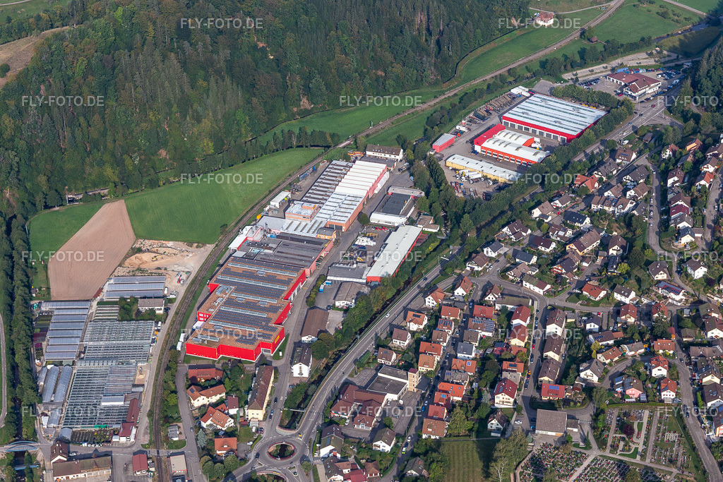 Gebäude und Produktionshallen auf dem Fahrzeugbau- Werksgelände der DOLL Fahrzeugbau GmbH | Luftbild: Gebäude und Produktionshallen auf dem Fahrzeugbau- Werksgelände der DOLL Fahrzeugbau GmbH im Ortsteil Guckinsdorf in Oppenau im Bundesland Baden-Württemberg in Deutschland. Foto: IMG_008895.jpg vom 20.09.2020 durch Werner Riehm/FLY-FOTO.de - Realisiert mit Pictrs.com