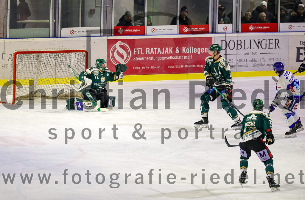 2026-01-23_046_TSV_Erding_gegen_SC_Riessersee | Erding, Deutschland, 23.01.2026:Eishockey, Oberliga Süd 2025 / 2026, 40. Spieltag, TSV Erding gegen SC Riessersee, Endergebnis: 6:5 n.V.Torwart David Zabolotny (Erding Gladiators, #72), Elia Ostwald (Erding Gladiators, #17), Philipp Michl (Erding Gladiators, #77), Johannes Steinhübl (SC Riessersee, #12)Foto: Christian Riedel / fotografie-riedel.net