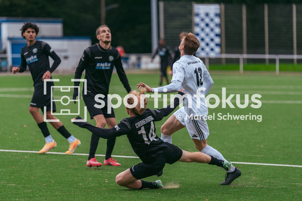 SSV Germania Wuppertal – Cronenberger SC | Luis Rosenecker (14, Cronenberger SC) im Zweikampf gegen Nazar Kasianchuk (13, SSV Germania Wuppertal), Bezirksliga Niederrhein, Gruppe 2: SSV Germania Wuppertal gegen Cronenberger SC, Wuppertal, 11.10.2026. Endstand: 1:4. sportimfokus / Marcel Schwering - Realisiert mit Pictrs.com