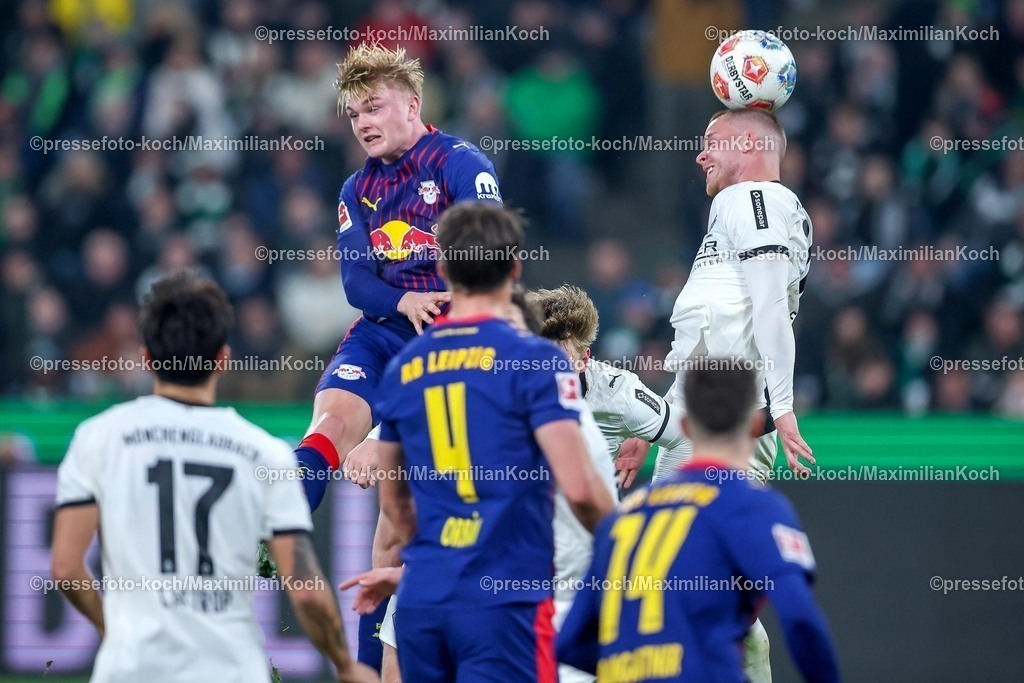 BMG28112501064 | 28.11.2025, Fußball, Borussia Mönchengladbach - RB Leipzig, 1. Fußball Bundesliga, 12.Spieltag, Borussia-Park, Saison 2025 2026: Kopfball Strafraumaktion Xaver Schlager&nbsp;(RB Leipzig #24) im Zweikampf gegen  Nico Elvedi&nbsp;(Borussia Mönchengladbach #30) DFB regulations prohibit any use of photographs as image sequences and or quasi-video.