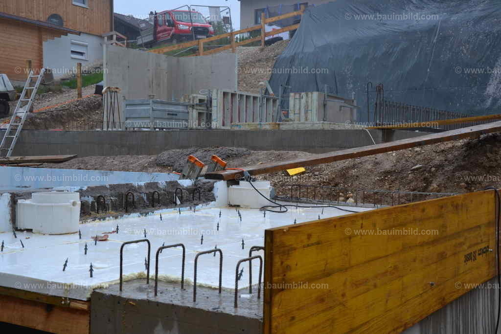 Dämmung Untersicht Betondecke | Wärmedämmung aus extrudiertem Styropor als Untersicht für betonierte Decke über Raum für Pooltechnik, mit Skimmer zum Einbetonieren