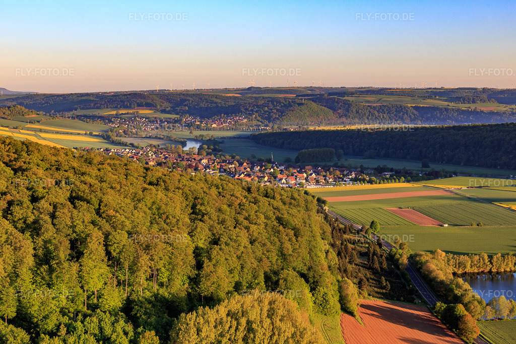Luftbild: Ortsansicht an der Weser in Heinsen im Bundesland Niedersachsen in Deutschland. Foto: IMG_107114.jpg vom 05.05.2018 durch Werner Riehm/FLY-FOTO.de