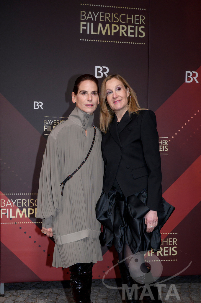 _DWI5434 | Bibiana Beglau und Christine Hartmann bei der Verleihung des 47. Bayerischen Filmpreises 2026  im Prinzregententheater. München, Deutschland. Der Bayerische Filmpreis wird seit 1979 von der Bayerischen Staatsregierung verliehen, um die Bedeutung des Kinofilms als Kulturgut herauszustellen - Realisiert mit Pictrs.com