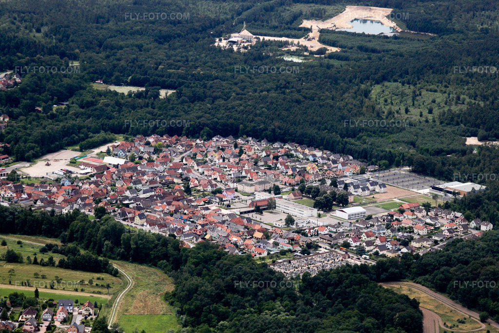 Aerial view: Soufflenheim in the district Ceinture Forêt Nord in Hagenau in the state Bas-Rhin, France.Photo: IMG_19093.jpg taken on 06/20/2009 by Werner Riehm/FLY-FOTO.comResolution of the original: 4752 x 3168 px
