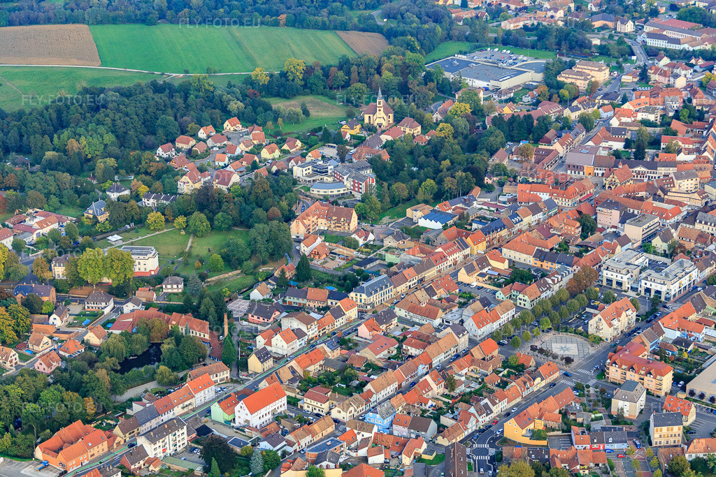 Vue aérienne: Rue de l'Église à Bischwiller dans le département Bas Rhin, France – .Photo: IMG_074270.jpg prise le 04/10/2014 par Werner Riehm/FLY-FOTO.eu – Résolution de l'original: 5472 x 3648 px