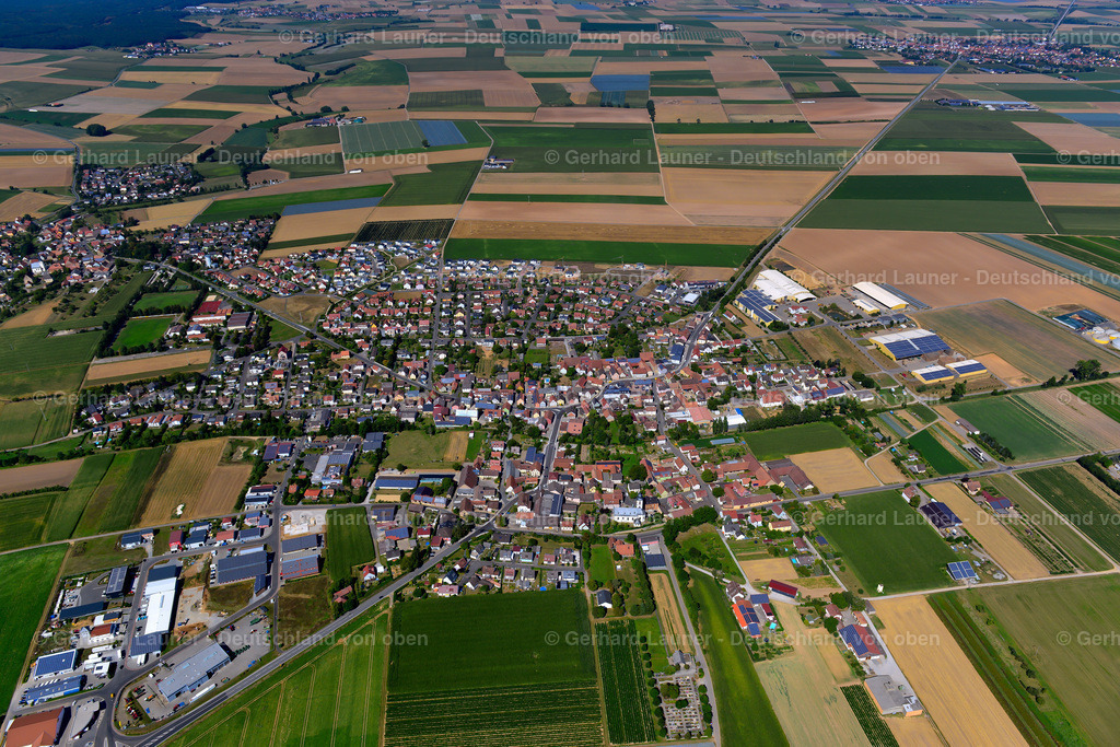 3650219 | UNTERPLEICHFELD 31.08.2016 Stadtgebiet mit Außenbezirken und Innenstadtbereich am Rand von landwirtschaftlichen Feldern und Ackerflächen in Unterpleichfeld im Bundesland Bayern, Deutschland // Urban area with outskirts and inner city area on the edge of agricultural fields and arable land in Unterpleichfeld in the state Bavaria, Germany Foto: Gerhard Launer