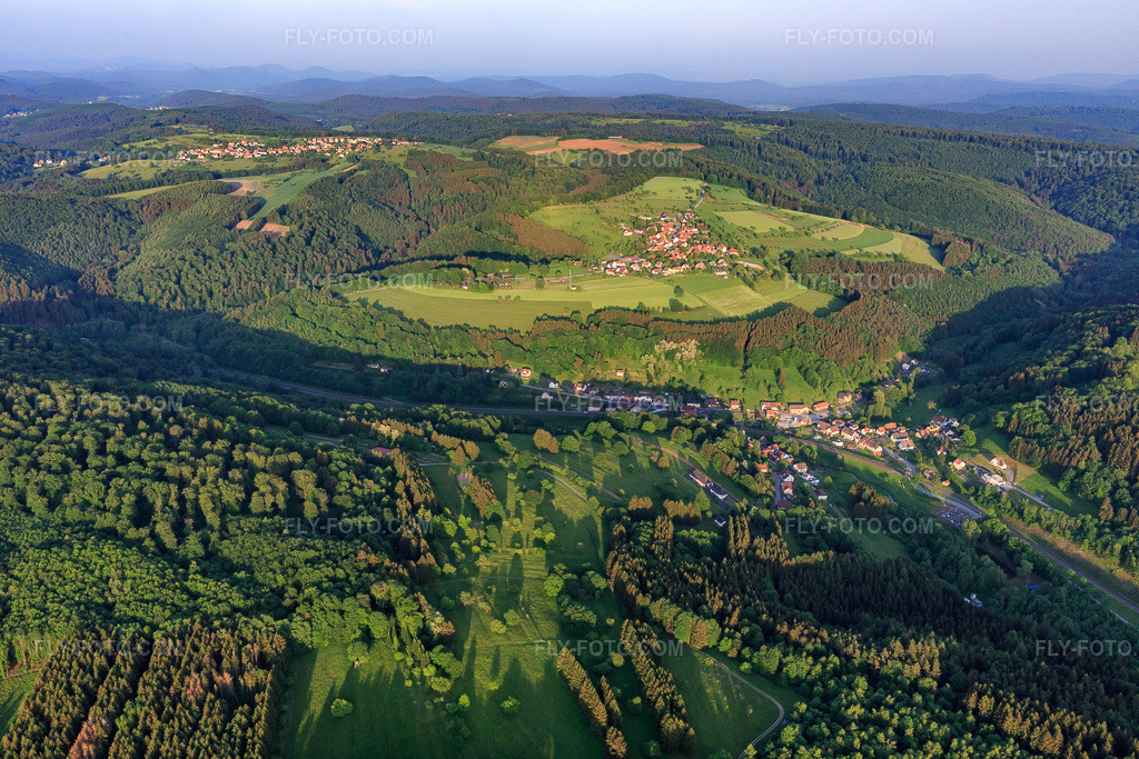 Aerial view: View of the town from the east in Hinsbourg in the state Bas-Rhin, France. – Photo: IMG_107282.jpg taken on 05/18/2018 by Werner Riehm/FLY-FOTO.com – Resolution of the original: 5472 x 3648 px