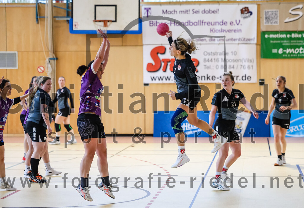 2024-03-23_072_SpVgg_Altenerding_II_gegen_ETSV_09_Landshut | Erding, Deutschland, 23.03.2024:
Handball, Bezirksliga Frauen Altbayern 2023 / 2024, 19. Spieltag, SpVgg Altenerding II gegen ETSV 09 Landshut, Endergebnis: 22:18

Kati Gottschalk (SpVgg Altenerding, #11), Julia Kirpitschjow (ETSV 09 Landshut, #3), Johanna Möhnle (ETSV 09 Landshut, #21), Lena Klosik (ETSV 09 Landshut, #11)

Foto: Christian Riedel / fotografie-riedel.net