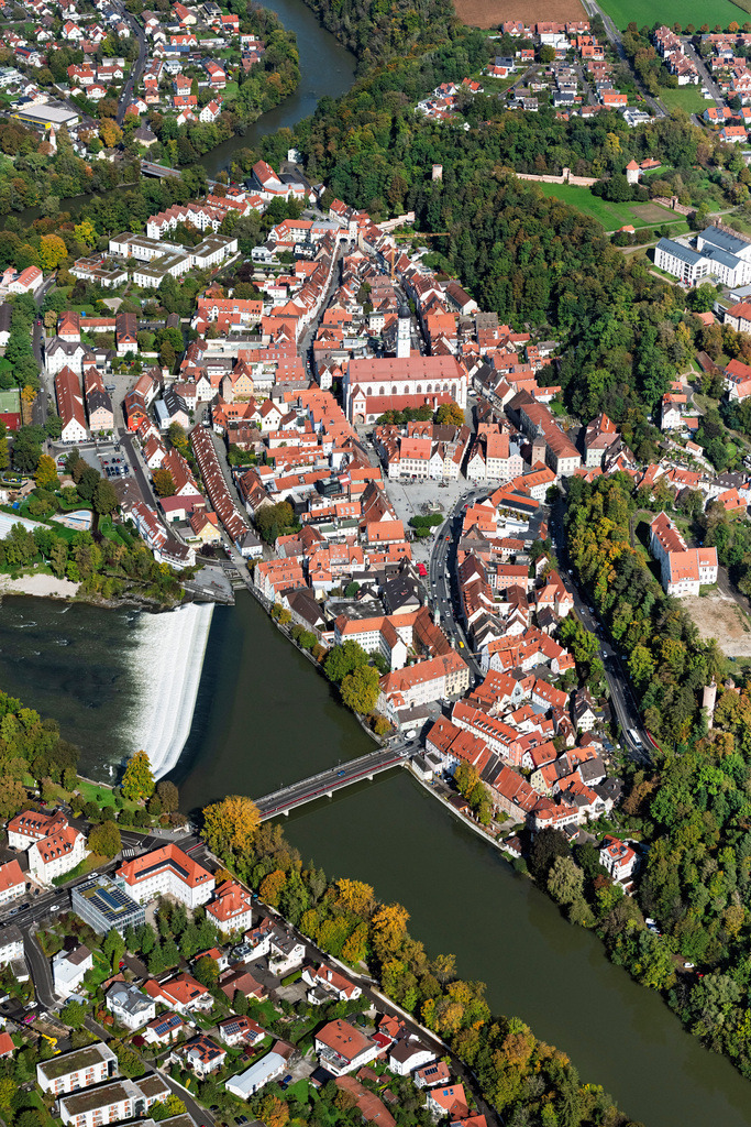 dr__0056196.jpg | LANDSBERG AM LECH 07.10.2024 Altstadtbereich und Innenstadtzentrum in Landsberg am Lech mit Lechwehr im Bundesland Bayern, Deutschland. // Old Town area and city center in Landsberg am Lech in the state Bavaria, Germany. Foto: Daniel Reiter