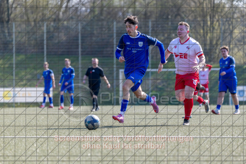 20260322_140315_0082 | Oktay Boz (TSG Salach #07) und Jannik Schneider (FTSV Bad Ditzenbach-Gosbach #16)TSG Salach (blau) vs. FTSV Bad Ditzenbach-Gosbach II (weiß-rot), Fussball, Kreisliga B10 - Bezirk Neckar/Fils, 20. Spieltag, Saison 2025/2026, Kunstrasenplatz, Staufenecker Straße, 73084 Salach, 22.03.2026 - 13:00 Uhr,Foto: PhotoPeet / Event- &amp; Sportfotografie / Peter Harich