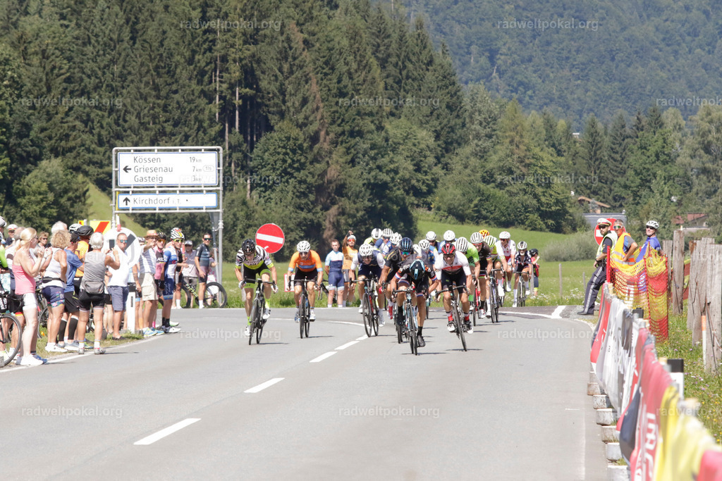 898_20230817_Bewerb_Maenner_Muehlanger | AUT - OESTERREICH, 2023-08-16: SPORT RENNRAD-FAHREN - 55. INTERNATIONALER RADWELTPOKAL IN ST. JOHANN IN TIROL  - Vintage-Radrennen mit WM-Bronze-Medaillen-Siegerin Christina Schweinberger, den Teilnehmer und Alexander Baumann (vom Orginastions-Team) - TAG 2 BEWERB MAENNER IN SECHS GRUPPEN  ; Foto: Roland Muehlanger