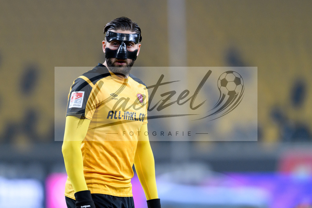 SGDHSV20220114_95 | Fussball, Herren: Brandon Borrello (SG Dynamo Dresden) schaut bei dem Spiel der 2. Bundesliga zwischen SG Dynamo Dresden und Hamburger SV im Rudolf-Harbig-Stadion am 14.01.2022 in Dresden, Deutschland.DFB / DFL REGULATIONS PROHIBIT ANY USE OF PHOTOGRAPHS AS IMAGE SEQUENCES AND/OR QUASI-VIDEO. - Realisiert mit Pictrs.com
