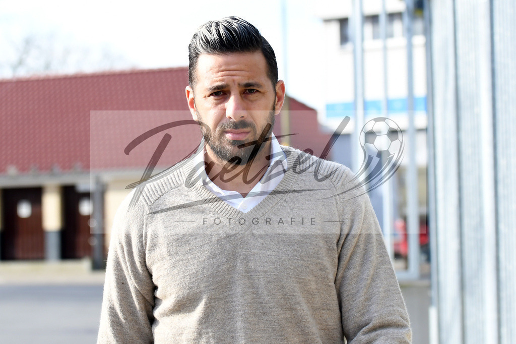 20200318_TRASVW_0052 | Fussball, Herren: Claudio Pizarro (Werder Bremen)&nbsp; schaut auf dem Weg zum Leistungstest im wohninvest Weserstadion am 18.03.2020 in Bremen, Deutschland. - Realisiert mit Pictrs.com