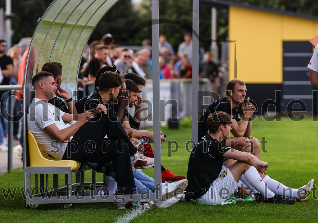 2023-08-08_011_FC_Moosinning_gegen_FC_Langengeisling | Moosinning, Deutschland, 08.08.2023:
Fußball, Bezirksliga Oberbayern Ost 2023 / 2024, 3. Spieltag, FC Moosinning gegen FC Langengeisling, Endergebnis: 0:4

Trainer Christoph Ball (FC Moosinning)

Foto: Christian Riedel / fotografie-riedel.net