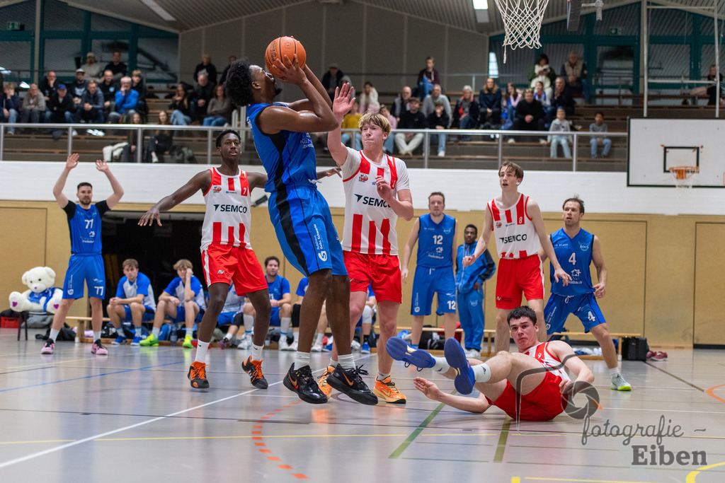 TSG Westerstede-Fortuna Logabirum | Basketball 2. Regionalliga; TSG Westerstede 2 (weiß)- Fortuna Logabirum (blau) am 12.12.2025 in Westerstede (Hössensportzentrum), Photo: Philip Eiben 2025 - Realisiert mit Pictrs.com