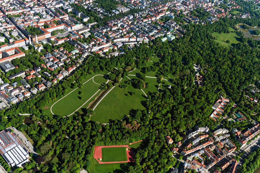 dr__0052415.jpg | MüNCHEN 07.05.2020 Erholungspark Englischer Garten mit Schwabinger Bach in München im Bundesland Bayern. Die besonders im Hochsommer von Sonnenbadenden als Liegeflächen besuchten Wiesen- und Freiflächen der Parkanlage werden von der Bayerischen Verwaltung der staatlichen Schlösser, Gärten und Seen unterhalten. // Englischer Garten in Munich in the state Bavaria, Germany. Foto: Daniel Reiter