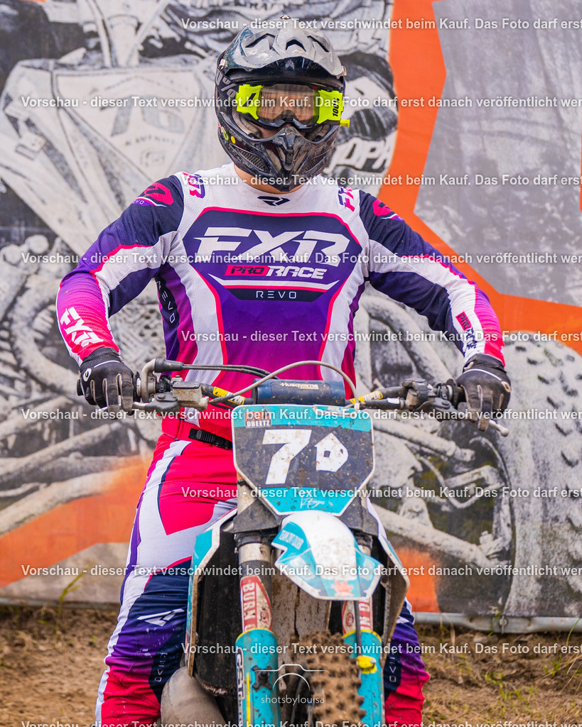 10_05_Dreetz-4751 | Sportfotografin aus Berlin-Brandenburg mit Fokus auf Motocross. Ich halte deine sportliche Leistung und echte Emotionen auf und neben der Strecke professionell fest. Entdecke die Fotos von deinem Rennen und bestelle sie direkt hier im Shop.