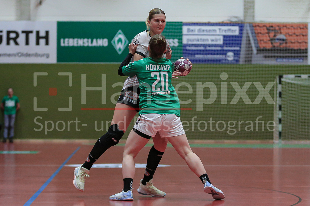 Handball, 2. Bundesliga Frauen, SV Werder Bremen - HL Buchholz 08-Rosengarten | v.li.: Wiebke Meyer (HL Buchholz 08-Rosengarten, 41) und Emy Jane Hürkamp (SV Werder Bremen, 20) im Zweikampf, Duell, Spielszene, Aktion, Action