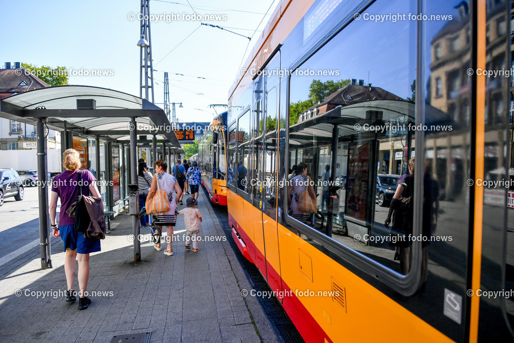 Deutschland_ Baden-Wuerttemberg_ Karlsruhe_ 21.08.2025-6 | 21.08.2025, Deutschland, GER, Baden-Wuerttemberg, Karlsruhe im Bild Themenbild, Karlsruhe, Bahnhofsvorplatz, Hauptbahnhof, Nahverkehr, Bus, Straßenbahn, S-Bahn, OEPNV, Haltestellen, Umsteigepunkt, Mobilitaet, Verkehrsknoten, Ankunft, Abfahrt, Reisende, Menschen, Tourismus, Fahrgastwechsel, Innenstadtanbindung, Fahrplan, Pendler, oeffentlicher Verkehr, Verkehrsnetz, Feature, Symbolbild