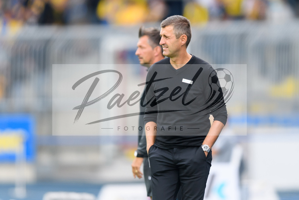 EBSTSV20210828_049 | Fussball, Herren: Trainer Michael Koellner (TSV 1860 Muenchen) schaut beim Spiel der 3. Liga zwischen Eintracht Braunschweig und TSV 1860 Muenchen im Eintracht-Stadion am 28.08.2021 in Braunschweig, Deutschland.DFB / DFL REGULATIONS PROHIBIT ANY USE OF PHOTOGRAPHS AS IMAGE SEQUENCES AND/OR QUASI-VIDEO. - Realisiert mit Pictrs.com