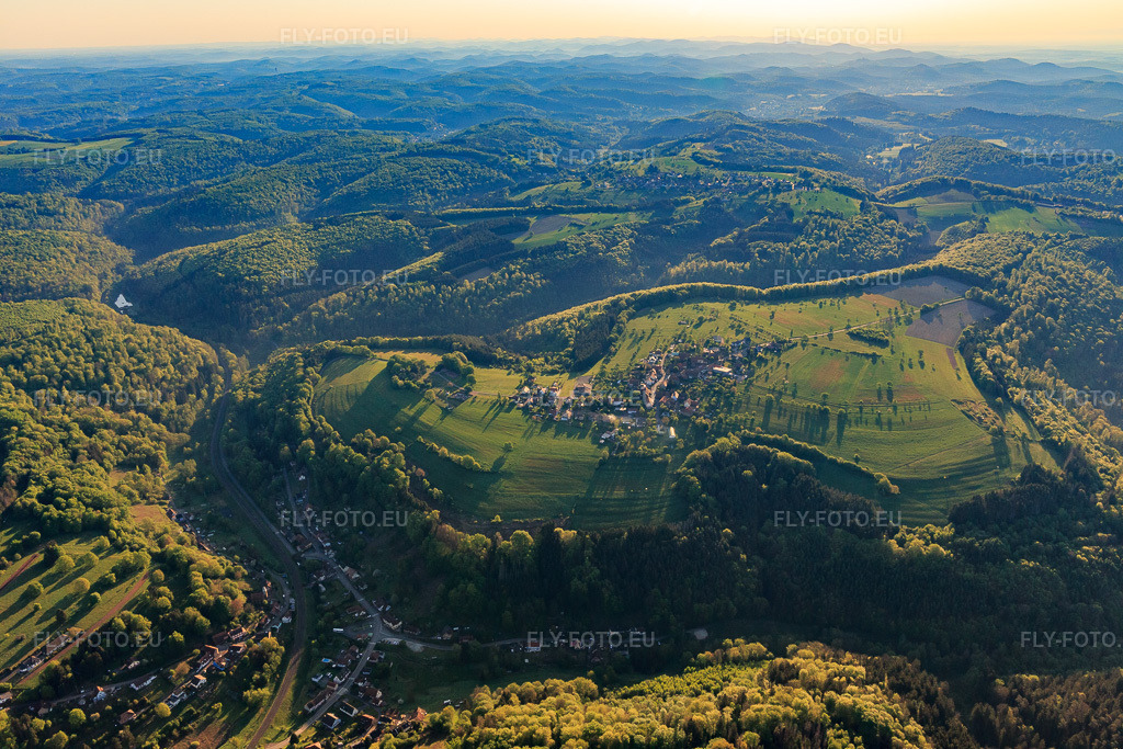 Vue aérienne: Vue d'ensemble du village le matin depuis l'ouest à Hinsbourg dans le département Bas Rhin, France. Photo: IMG_145921.jpg prise le 01/05/2025 par Werner Riehm/FLY-FOTO.eu – Résolution de l'original: 5472 x 3648 px