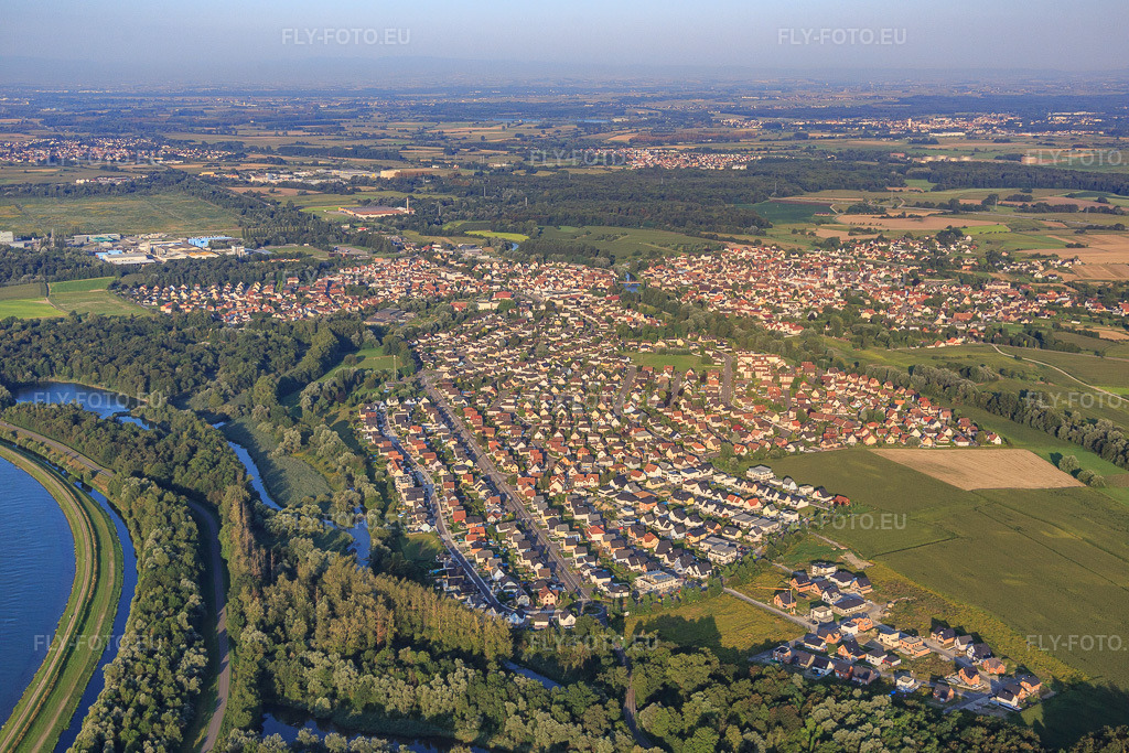 Vue aérienne: Vue de la ville depuis l'est à Drusenheim dans le département Bas Rhin, France – .Photo: IMG_093109.jpg prise le 16/08/2016 par Werner Riehm/FLY-FOTO.eu – Résolution de l'original: 5472 x 3648 px