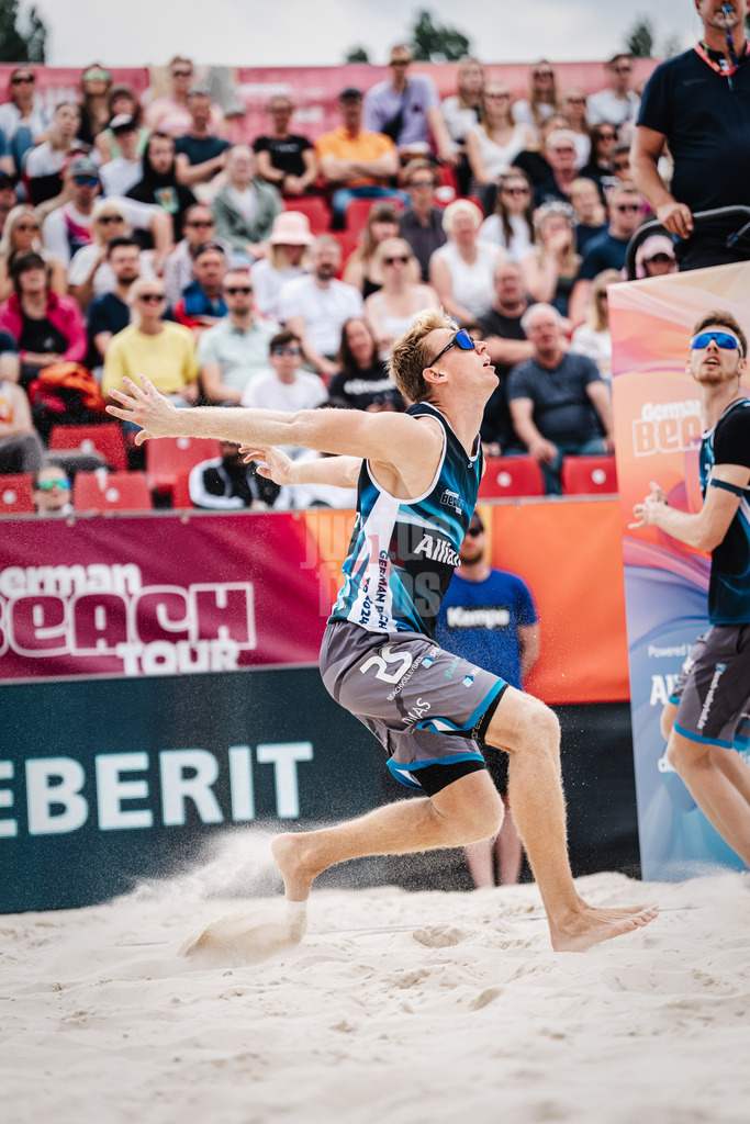 Beachvolleyball | Männer | German Beach Tour 2024 | Tourstop Bremen | 08.06.2024 | Jonas Reinhardt holt aus zum Angriff