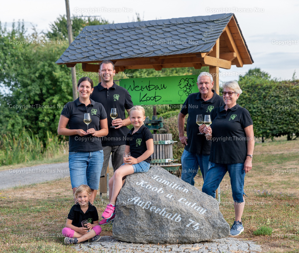 DSC_0378 | Winzerfestbeilage, Weingut Koob, von links: Christina und Tobias Lulay mit den Kindern Marie (vorne) und Hannah (auf dem Stein) und Franz und Maria Koob, ,, Bild: Thomas Neu