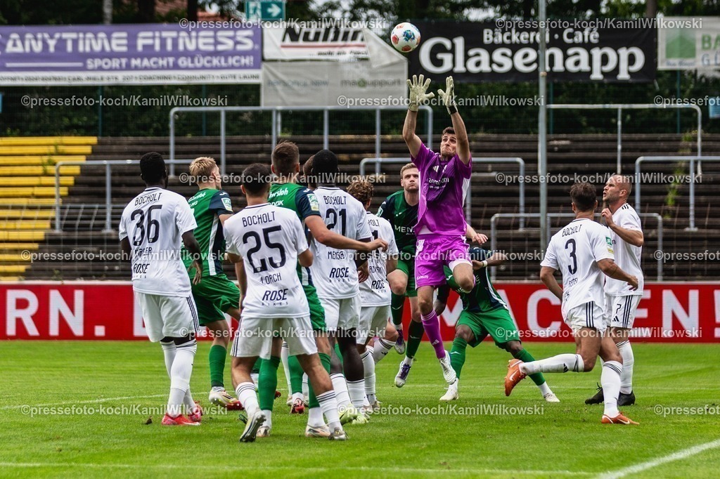 xKWI02082501024 | 02.08.2025, xkwix, Fußball, Regionalliga West, FC Gütersloh - 1. FC Bocholt, Ohlendorf Stadion im Heidewald: Spieler im Zweikampf bei einer Ecke und Lucas Fox (1.FC Bocholt #1) greift nach dem Ball