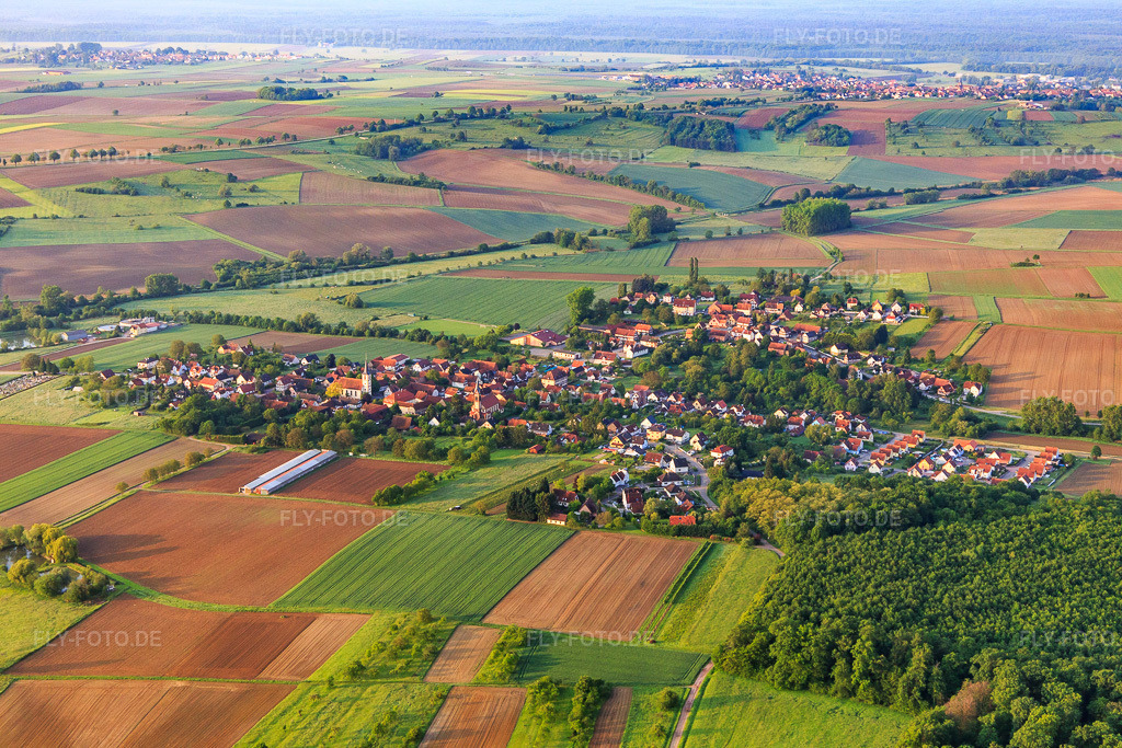 Luftbild: Ortsansicht von Nordwesten in Kutzenhausen im Bundesland Bas-Rhin in Frankreich. – Foto: IMG_113975.jpg vom 23.05.2019 durch Werner Riehm/FLY-FOTO.de – Auflösung des Originals: 5472 x 3648 px