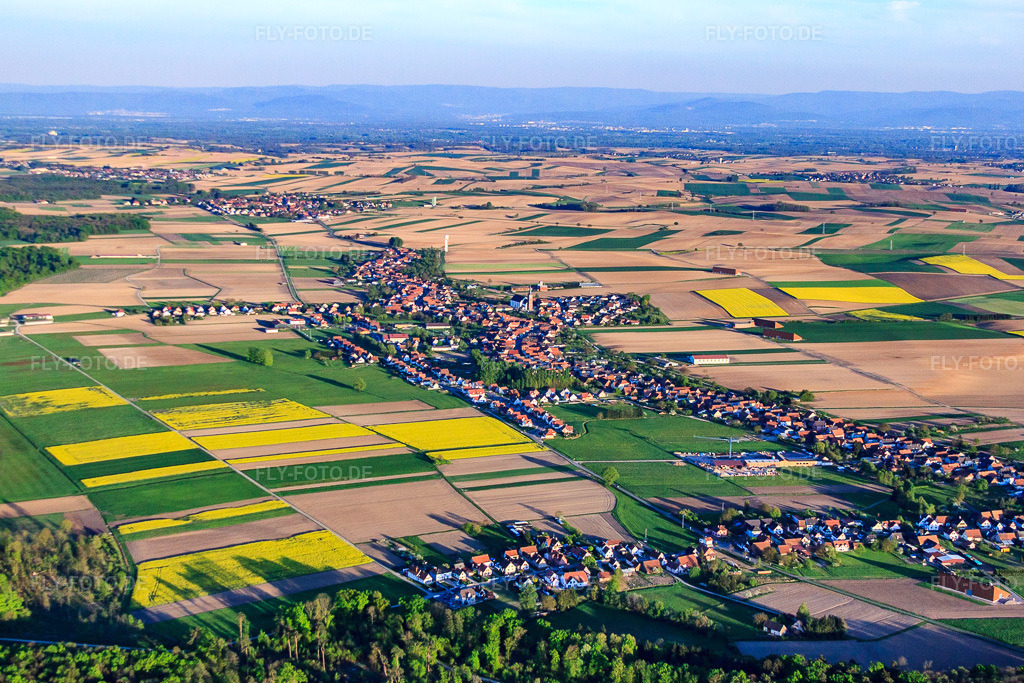 Luftbild: Dorfübersicht aus Nordwesten in Schleithal im Bundesland Bas-Rhin in Frankreich. – Foto: IMG_64405.jpg vom 17.04.2014 durch Werner Riehm/FLY-FOTO.de – Auflösung des Originals: 4548 x 3032 px