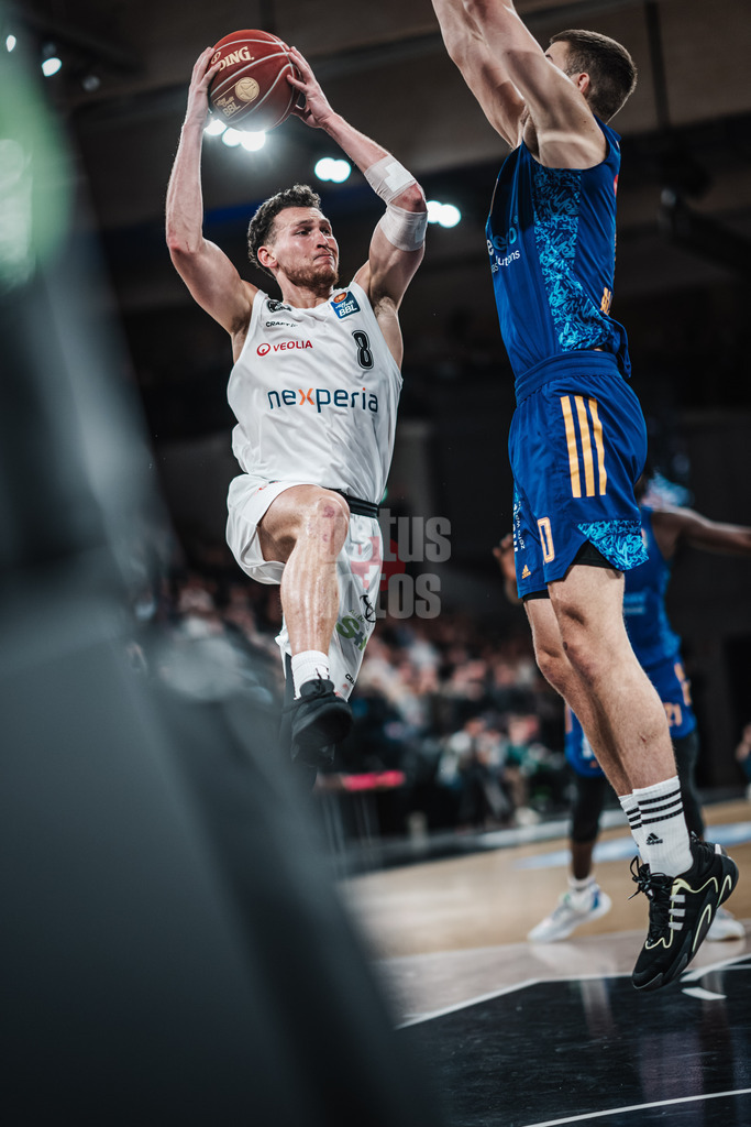 Basketball | Männer | Saison 2023/2024 | easyCredit Basketball Bundesliga | Veolia Towers Hamburg vs. Alba Berlin | 17.04.2024 | Brae Ivey (#8, Veolia Towers Hamburg) mit dem Ball