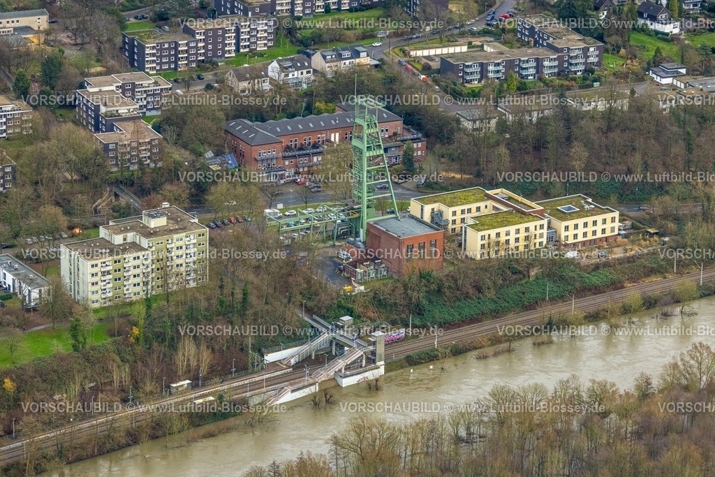 Essen231202689Ruhr-topaz | Luftbild, Ruhrhochwasser, Weihnachtshochwasser 2023, Fluss Ruhr tritt nach starken Regenfällen über die Ufer, Überschwemmungsgebiet an Zeche Heinrich, Schacht 3 mit Förderturm, am Diakoniewerk Essen Heinrich-Held-Haus, Bäume im Wasser, Haltestelle Holthausen Bahnhof Füßgängerüberweg, Heisingen, Essen, Ruhrgebiet, Nordrhein-Westfalen, Deutschland