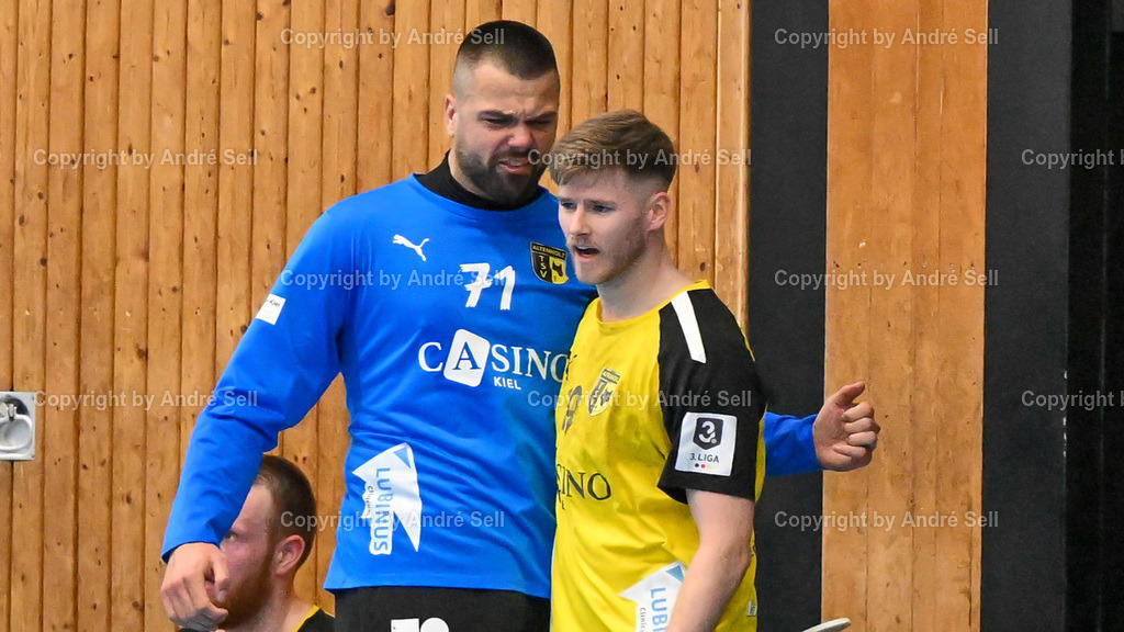 TSV Altenholz vs EHV Aue | Jubel über einen gehaltenen Ball bei Tom Landgraf (TSVA #71) &amp; Hannes Glindemann (TSVA #19) / Handball 3. Liga Nord-Ost Männer 2025/2026 / TSV Altenholz vs EHV Aue / Edgar-Meschkat-Halle / Altenholz / 18.04.26 - Realisiert mit Pictrs.com