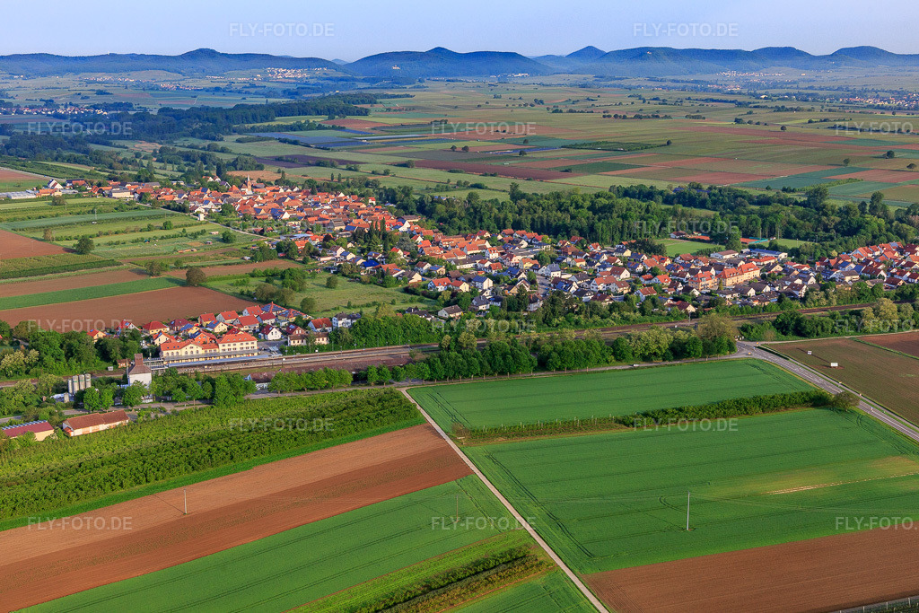 Luftbild: Ortsansicht von Osten jenseits der Bahnlinie in Winden im Bundesland Rheinland-Pfalz in Deutschland. Foto: IMG_114064.jpg vom 23.05.2019 durch Werner Riehm/FLY-FOTO.de