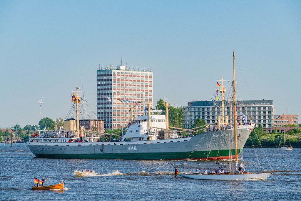 Die Bleichen bei der Auslaufparade | Bei der Auslaufparade zum Hafengeburtstag in Hamburg: Der historische Stückgutfrachter Bleichen fährt auf Höhe Finkenwerder, begleitet von mehreren Booten. — Auflösung des Originals: 8169 x 5446 px. - Realisiert mit Pictrs.com