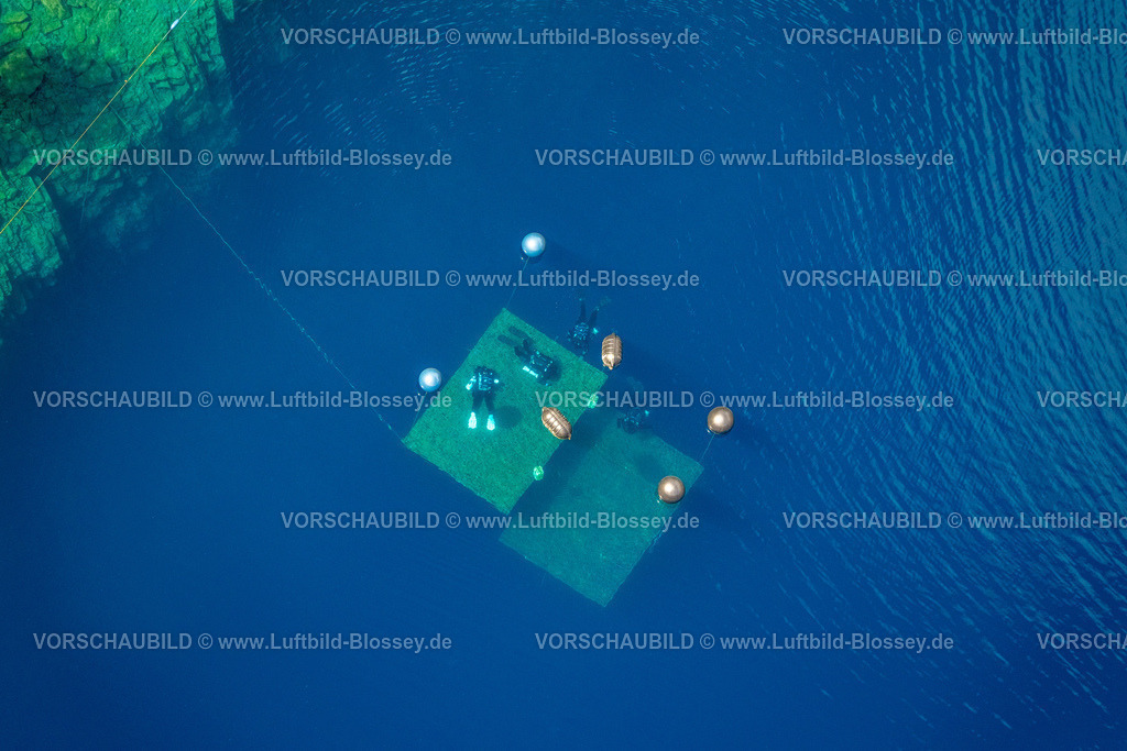 Brilon240503933 | Luftbild, See im Berg, kreisrunder Steinbruchsee, Tauchgewässer bestehend nur aus Regenwasser, Taucher bei der Ausbildung, Messinghausen, Brilon, Sauerland, Nordrhein-Westfalen, Deutschland