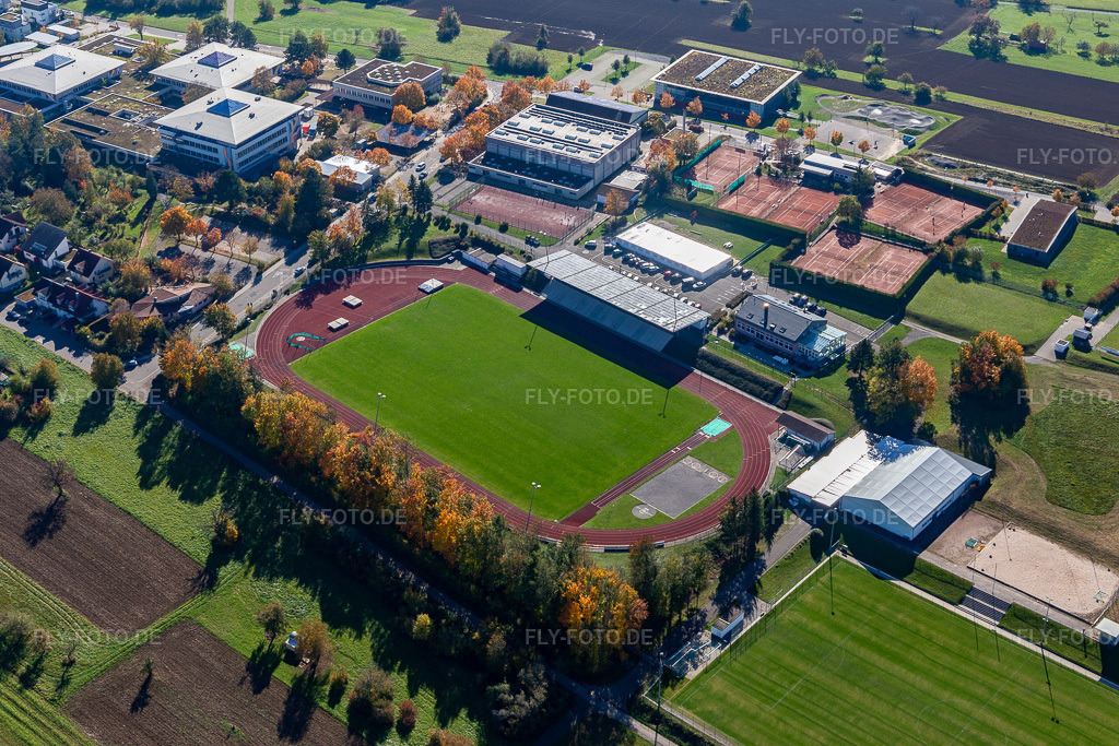 Luftbild: Stadion im SONOTRONIC Sportpark SV 1899 Langensteinbach im Ortsteil Langensteinbach in Karlsbad im Bundesland Baden-Württemberg in Deutschland. Foto: IMG_129912.jpg vom 24.10.2021 durch Werner Riehm/FLY-FOTO.de