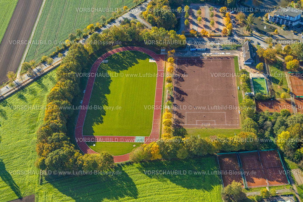 Hamm251001903 | Luftbild, Selbachpark des 1. FC Pelkum e.V., Fußballstadion und Leichtathletikstadion, umgeben von herbstlichen Bäumen, Stadtbezirk Pelkum, Hamm, Ruhrgebiet, Nordrhein-Westfalen, Deutschland