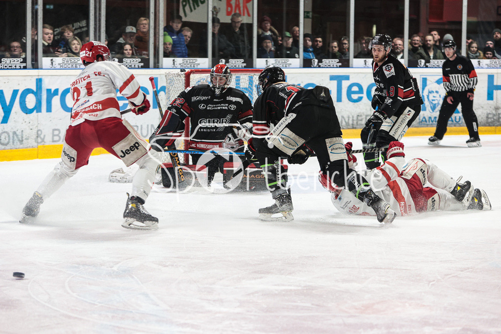 EHC Königsbrunn - TEV Miesbach | Die Gaeste aus Miesbach  bringen in dieser Szene den Puck erneut nich an Stefan VAJS (EHC #32) vorbei / Abwehrschlacht / Verteidigung