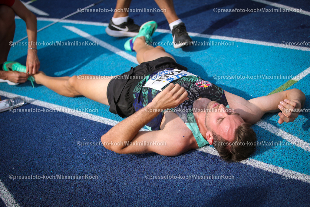 RT17062399809 | 17.06.2023, Leichtathletik, Mehrkampf-Meeting Ratingen, Tag 1, Stadion am Stadionring: Niklas Kaul (USC Mainz) liegt erschöpft auf dem Boden
