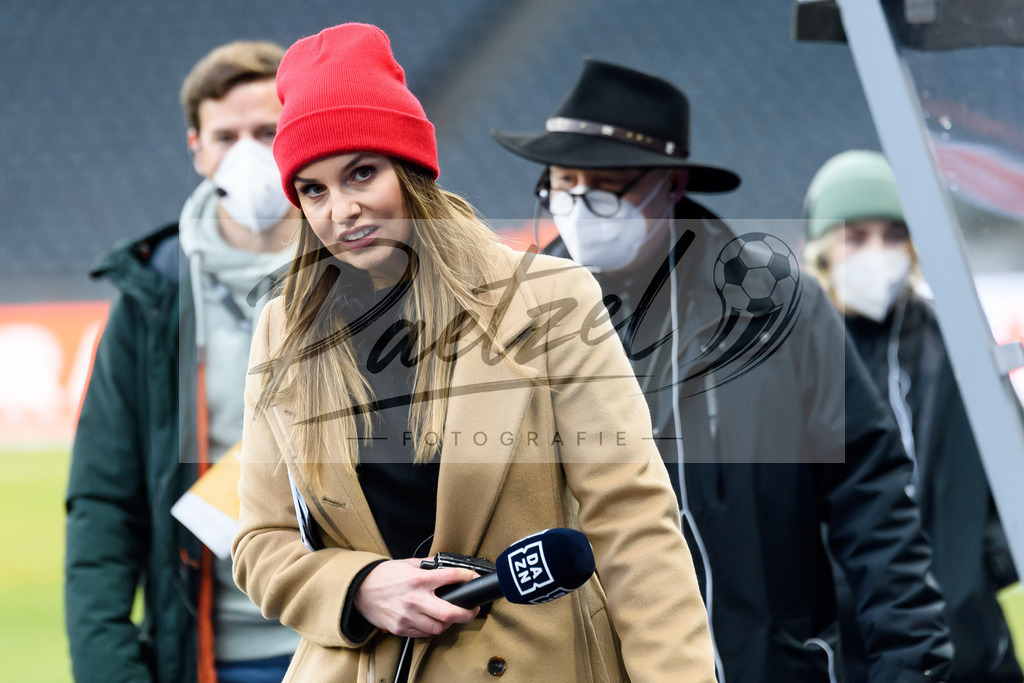 BSCFCB20220123_149 | Fussball, Herren: DAZN-Moderatorin Laura Wontorra schaut bei dem Spiel der 1. Bundesliga zwischen Hertha BSC und FC Bayern Muenchen im Olypiastadion am 23.01.2022 in Berlin, Deutschland.DFB / DFL REGULATIONS PROHIBIT ANY USE OF PHOTOGRAPHS AS IMAGE SEQUENCES AND/OR QUASI-VIDEO. - Realisiert mit Pictrs.com