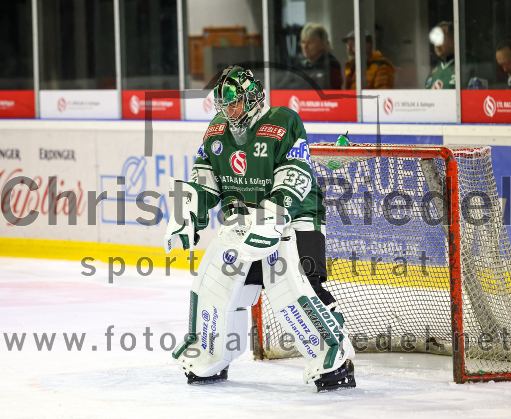 2023-10-29_002_TSV_Erding_gegen_TSV_Peissenberg | Erding, Deutschland, 29.10.2023:
Eishockey, Bayernliga Vorrunde 2023 / 2024, 5. Spieltag, TSV Erding gegen TSV Peißenberg, Endergebnis: 

Torwart Dimitri Pätzold (Erding Gladiators, #32)

Foto: Christian Riedel / fotografie-riedel.net