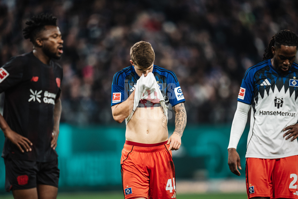 Fußball | Männer | Saison 2025/2026 | 1. Fußball-Bundesliga | 17. Spieltag | Hamburger SV vs. Bayer 04 Leverkusen | 04.03.2026 | Luka Vuskovic (#44, HSV) wischt sich die Nase ab